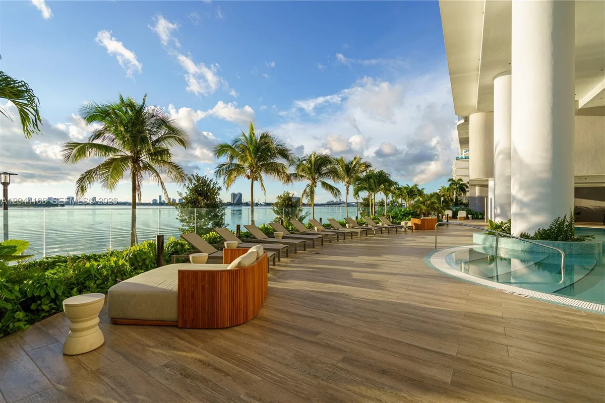 700 NE 23rd St #2304, Miami: photo 1 of 31