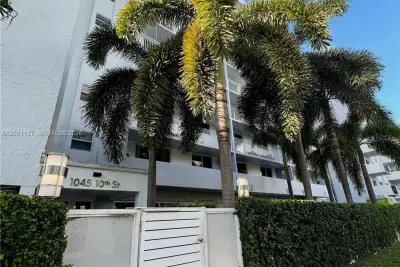 1045 10th St #902, Miami Beach: photo 1 of 18