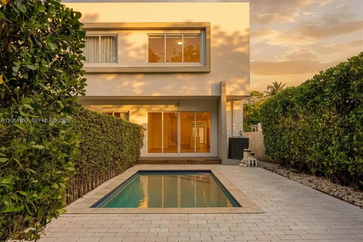 2852 SW 32nd Ct, Miami: photo 1 of 56