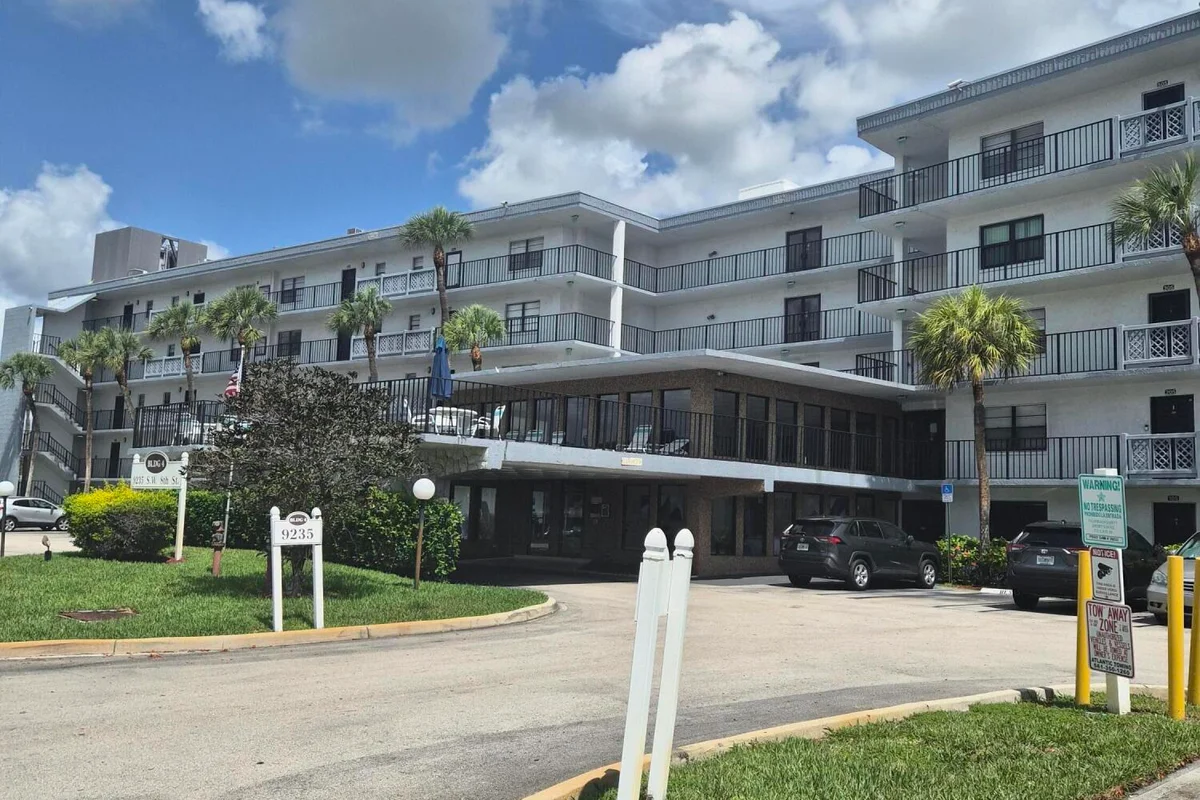 Condo in Boca Raton: photo 1 of 19