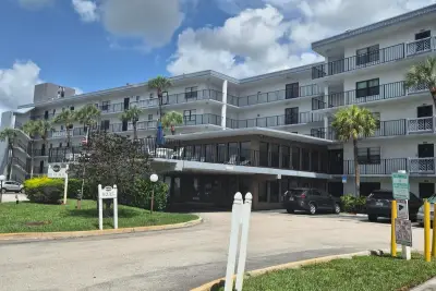 Condo in Boca Raton: photo 1 of 19