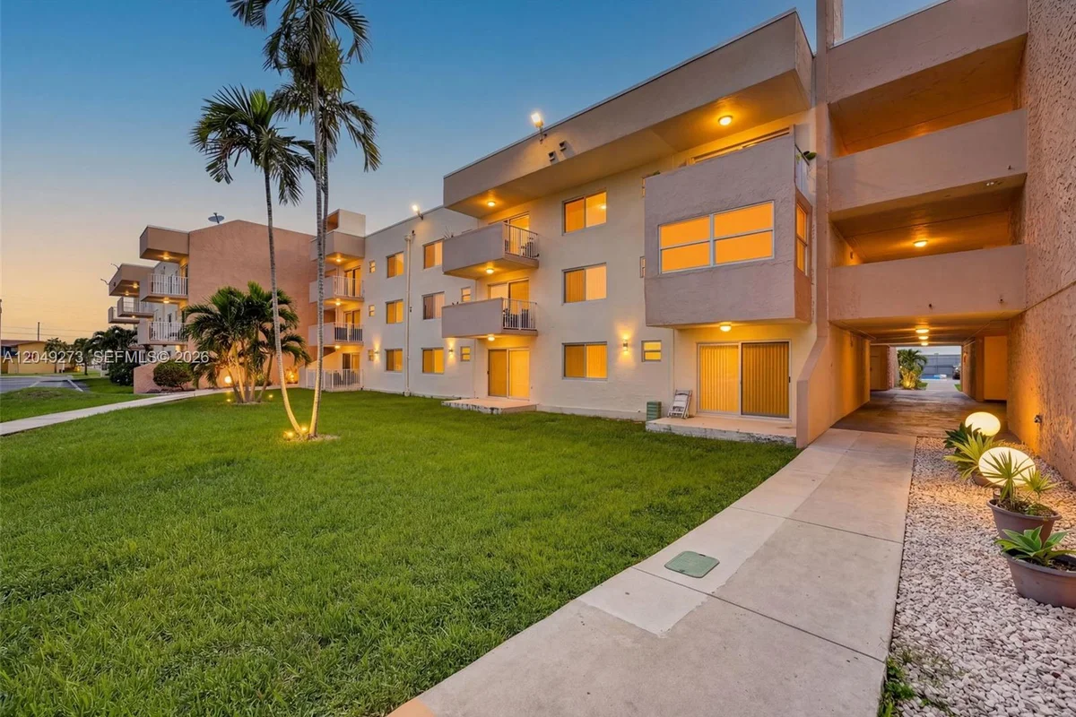 10300 Coral Way #C25, Miami: photo 1 of 32