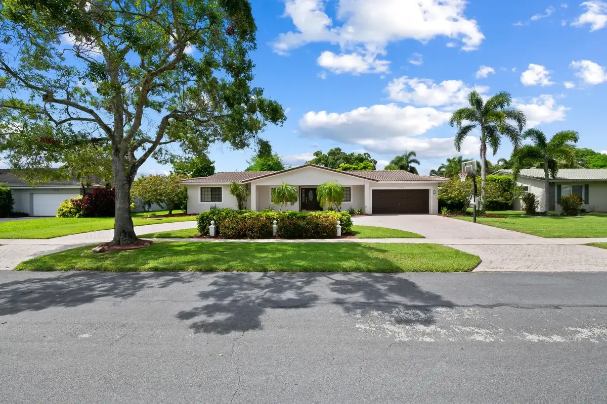 5720 SW 7th St, Plantation: photo 1 of 42