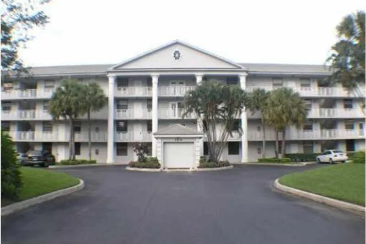 1711 Whitehall Dr #201, Davie: photo 1 of 13