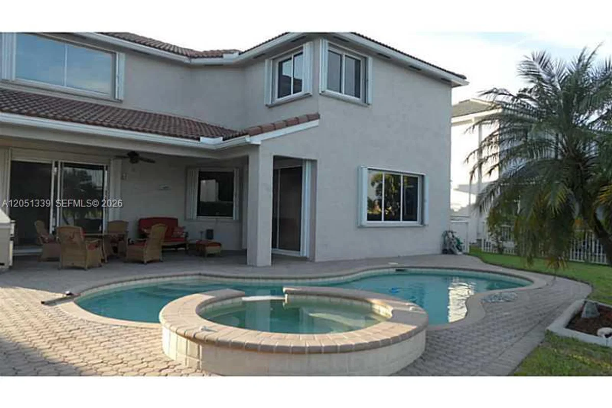 House in Miramar: photo 1 of 50