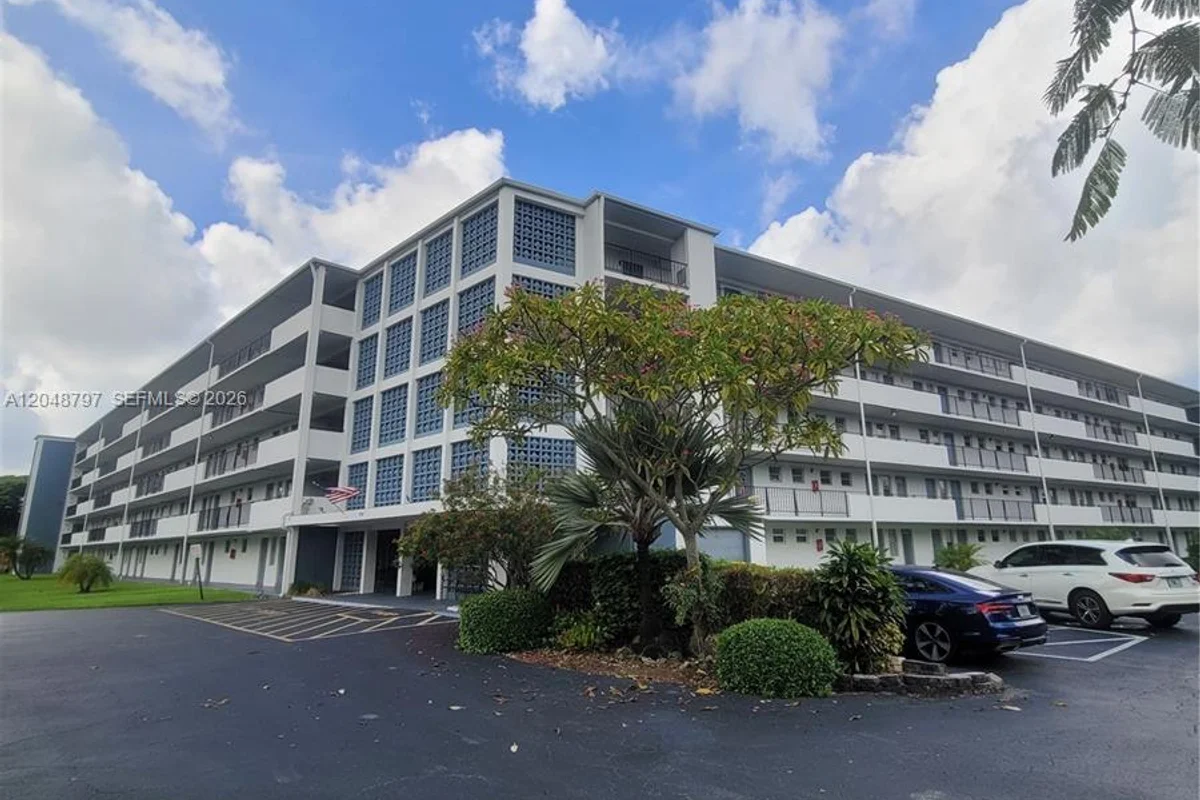 950 Hillcrest Dr #109, Hollywood: photo 1 of 11