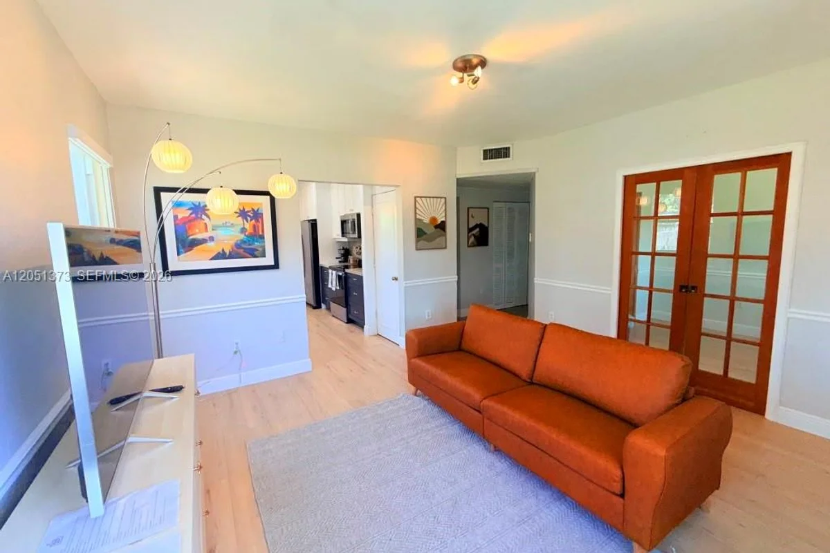 201 Flagler Dr, Miami Springs: photo 1 of 19