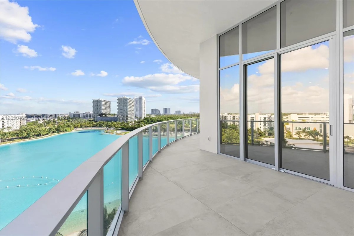 2411 Laguna Cr #606, Miami: photo 1 of 25