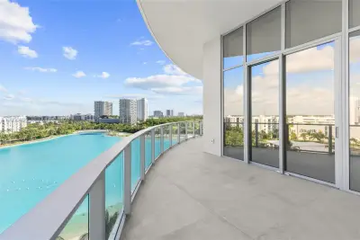 2411 Laguna Cr #606, Miami: photo 1 of 25