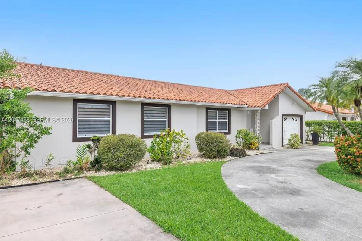 9840 SW 3rd St, Miami: photo 1 of 25