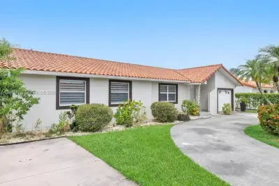 9840 SW 3rd St, Miami: photo 1 of 25
