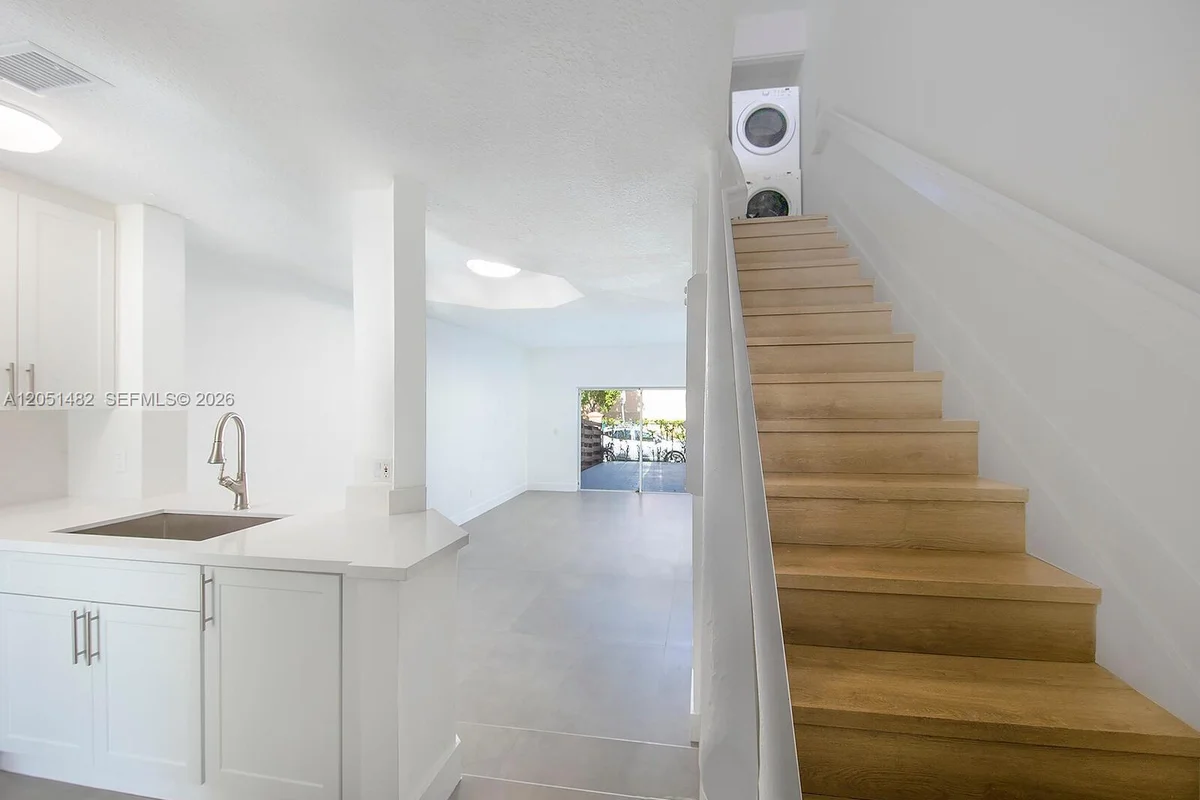 8260 NW 10th St #6, Miami: photo 1 of 17