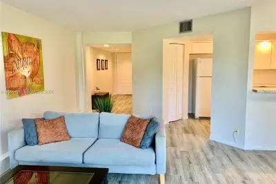 Condo in Pembroke Pines: photo 1 of 18