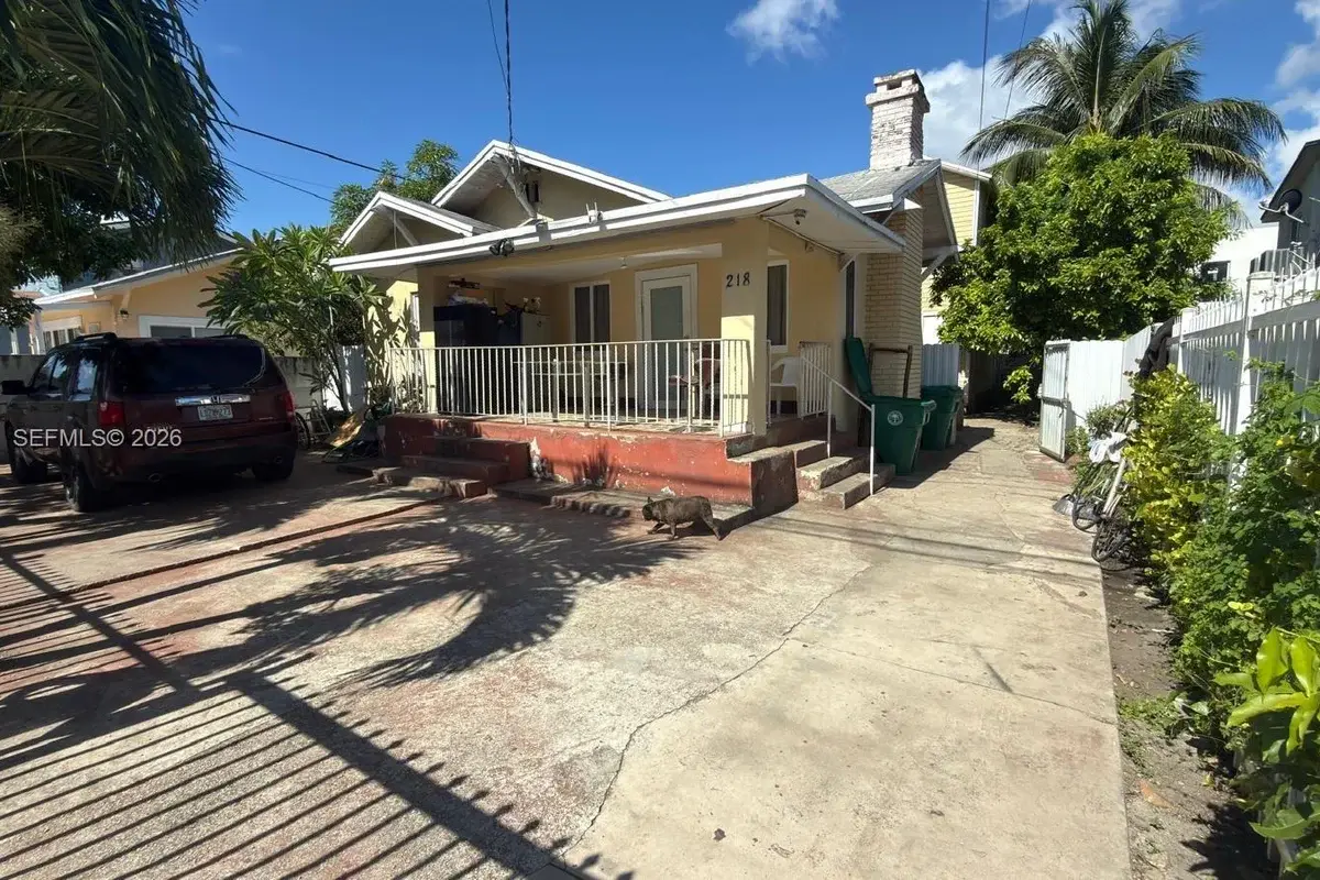 218 SW 10th Ave, Miami: photo 1 of 11