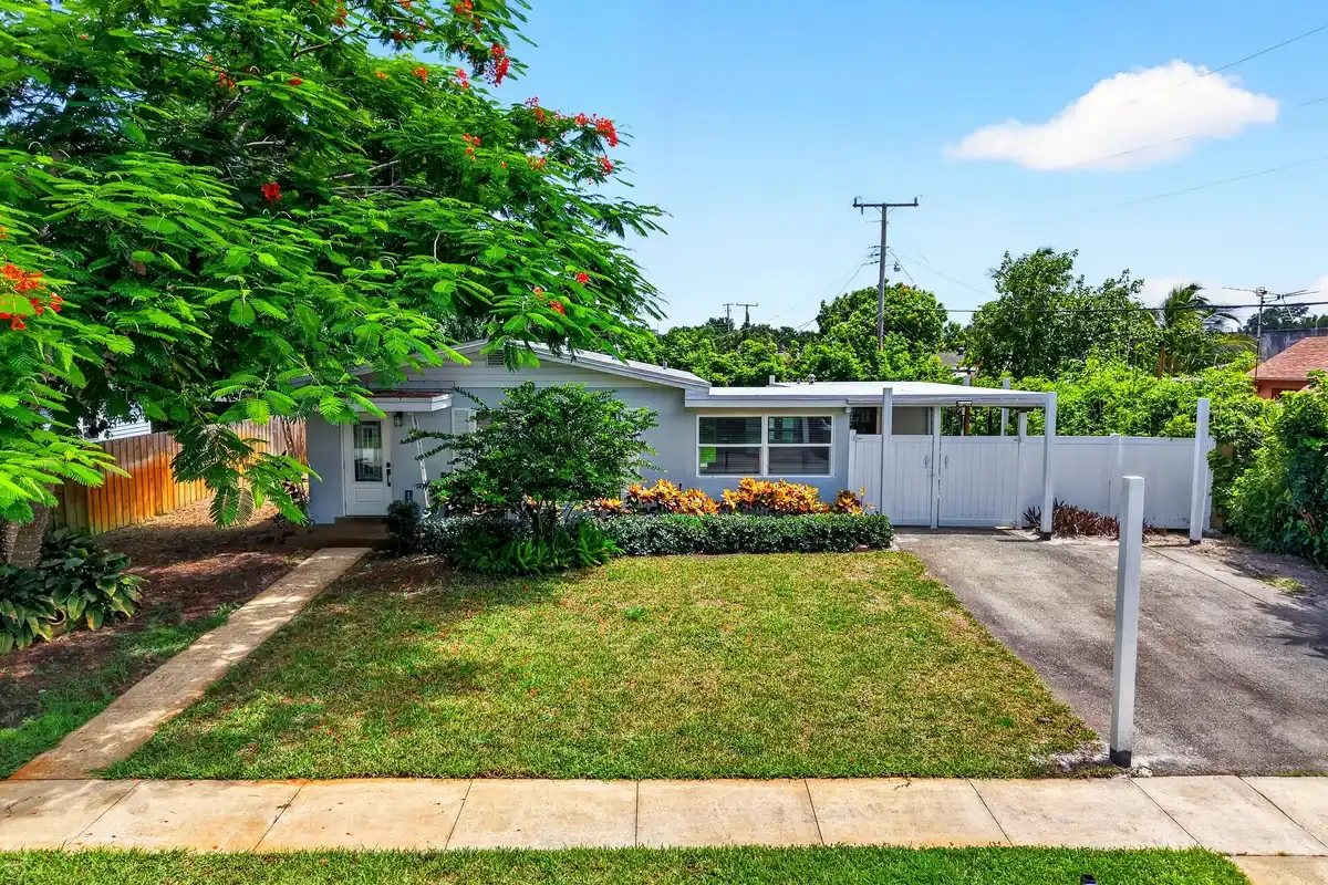 1446 W Perry St, Lantana: photo 1 of 50