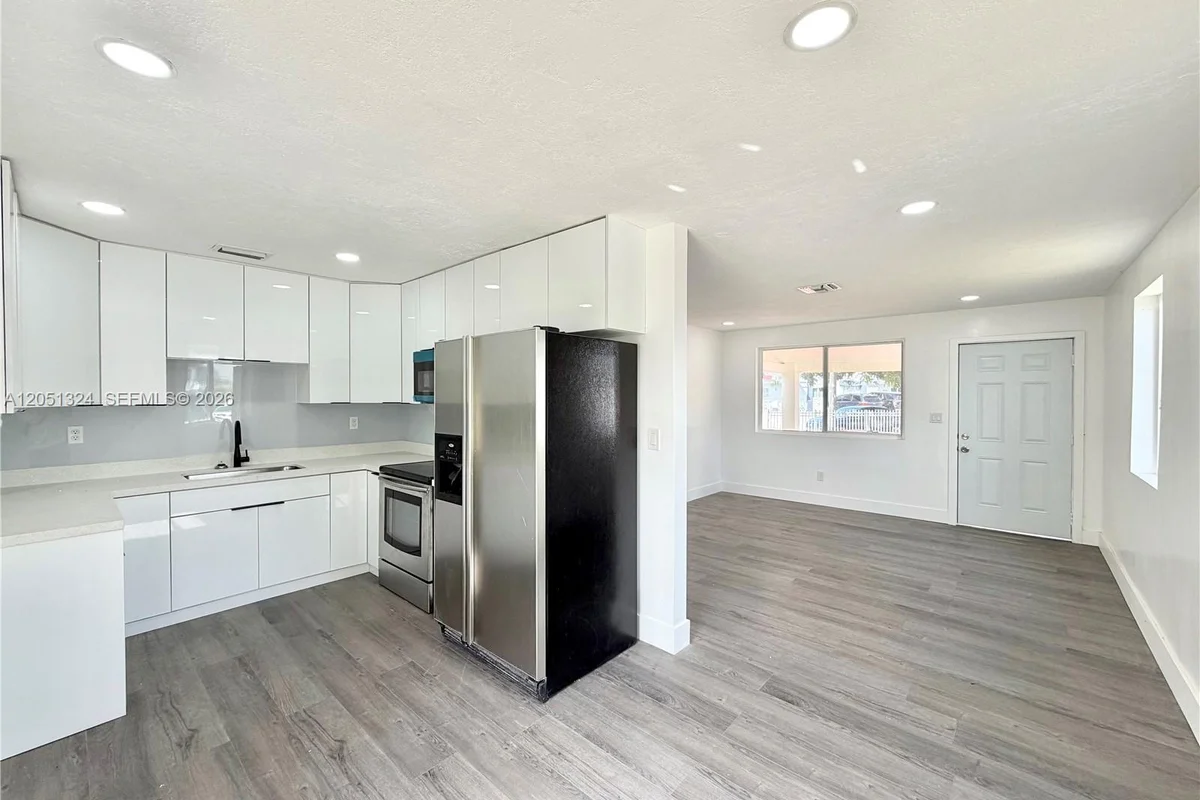 685 SE Park Dr, Hialeah: photo 1 of 40