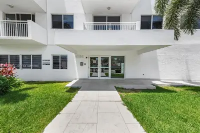 1666 W Ave #404, Miami Beach: photo 1 of 32