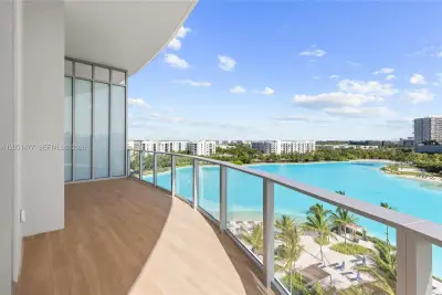 2411 Laguna Cr #611, Miami: photo 1 of 18
