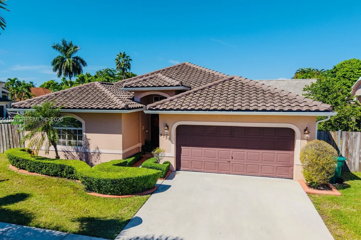 House in Miami: photo 1 of 35