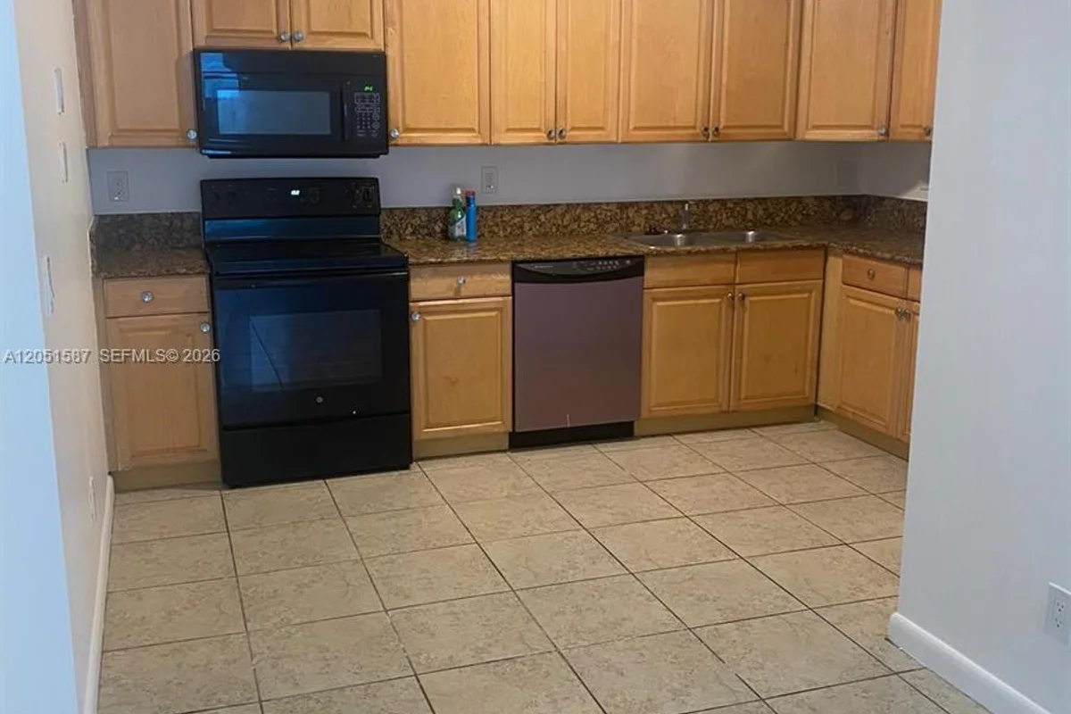 3173 Auburn Blvd #202, Fort Lauderdale: photo 1 of 10