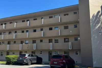1401 NE 191st St #D108, Miami: photo 1 of 12