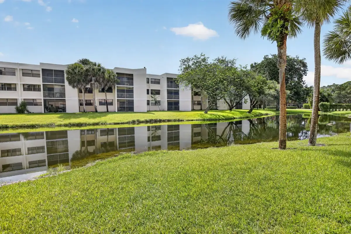 410 Lakeview Dr #103, Weston: photo 1 of 35