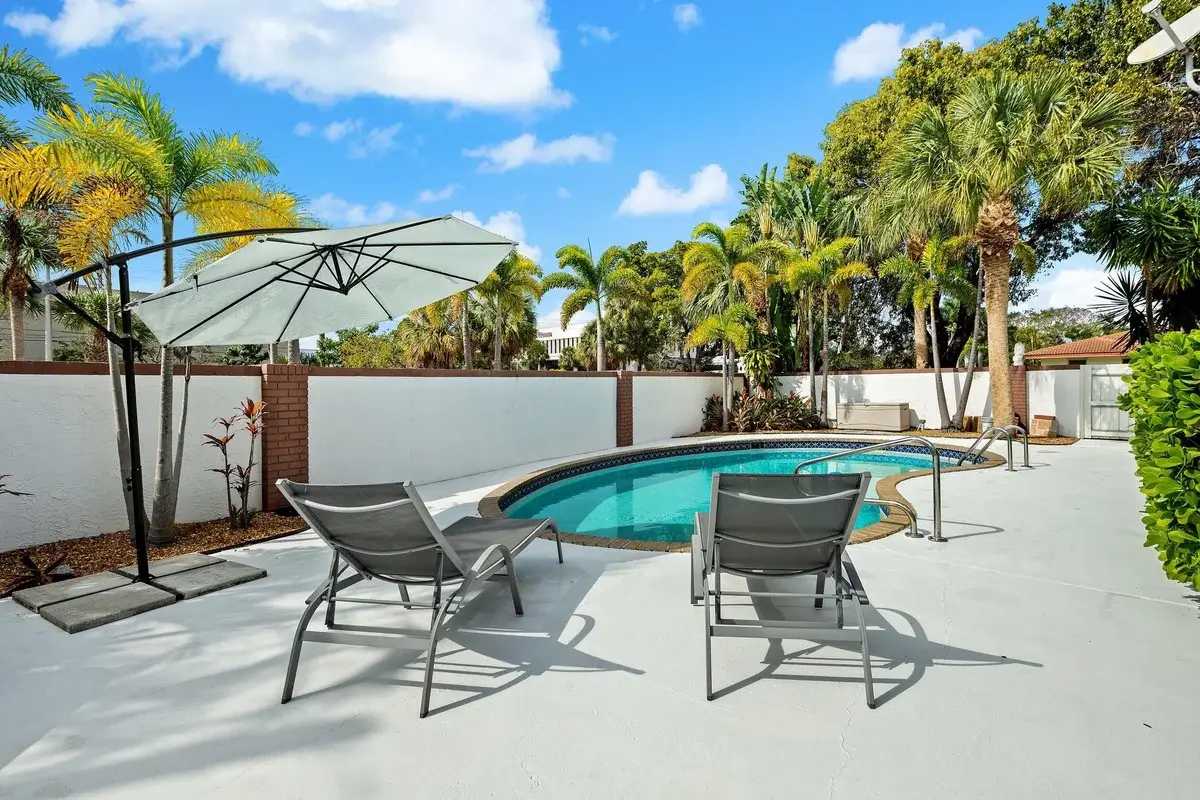 2200 NE 36th St, Fort Lauderdale: photo 1 of 27