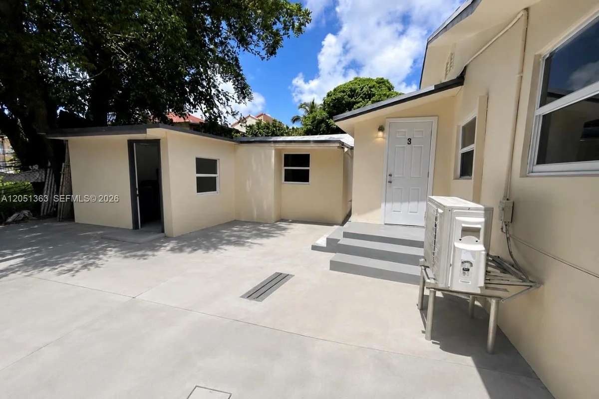 1872 NW 1st St #3, Miami: photo 1 of 8