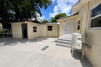 1872 NW 1st St #3, Miami: photo 1 of 8
