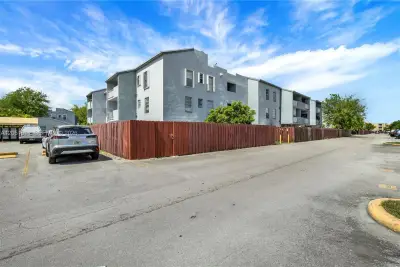 1755 W 60th St #D204, Hialeah: photo 1 of 25