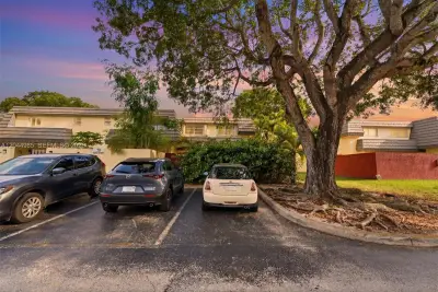 8489 SW 137th Ave, Miami: photo 1 of 53