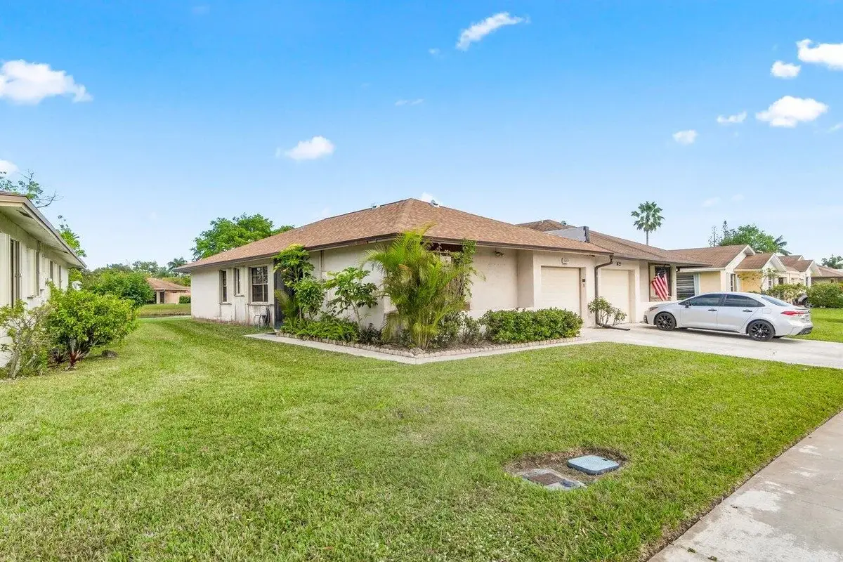 1620 Granfern Ave, West Palm Beach: photo 1 of 33