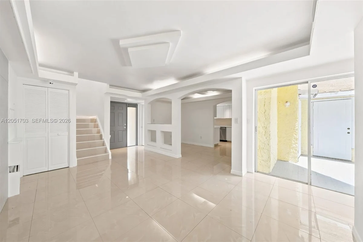 9674 Fontainebleau Blvd #28, Miami: photo 1 of 44