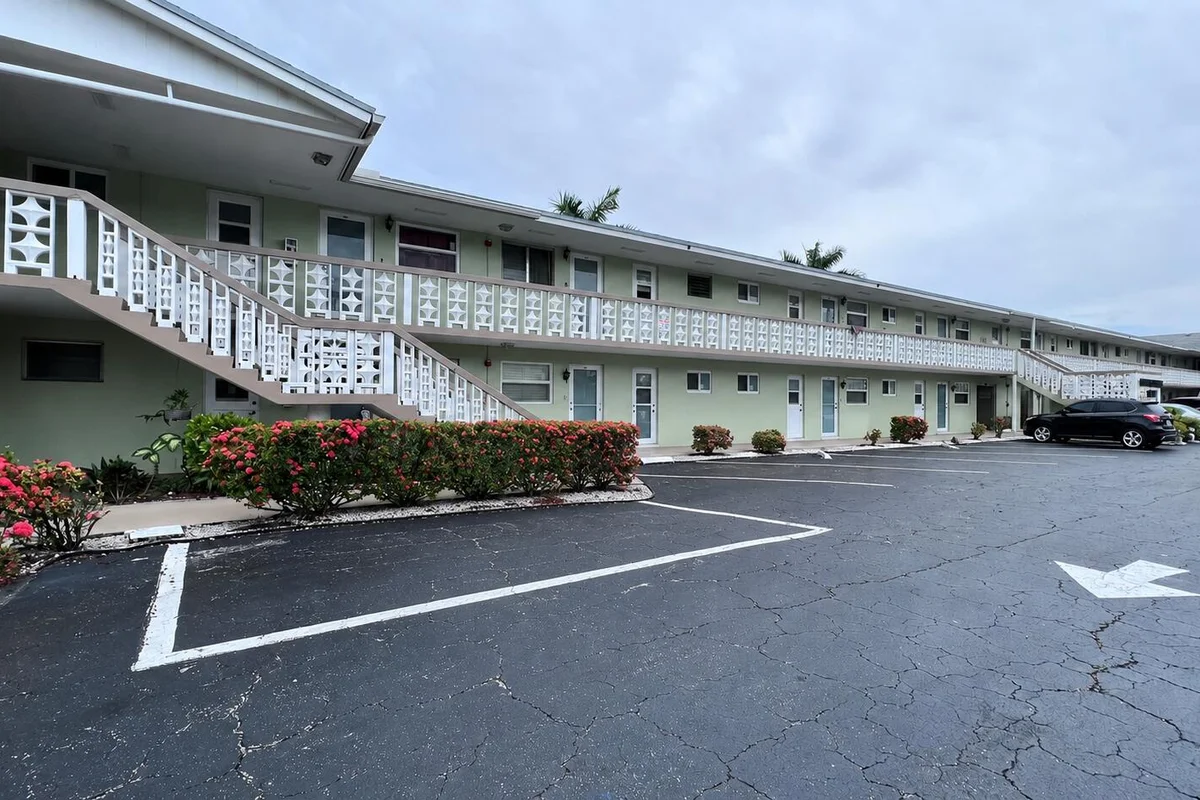 960 Crystal Lake Dr #104, Deerfield Beach: photo 1 of 9