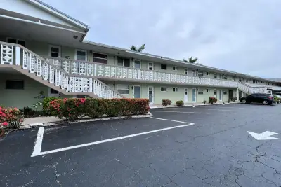960 Crystal Lake Dr #104, Deerfield Beach: photo 1 of 9