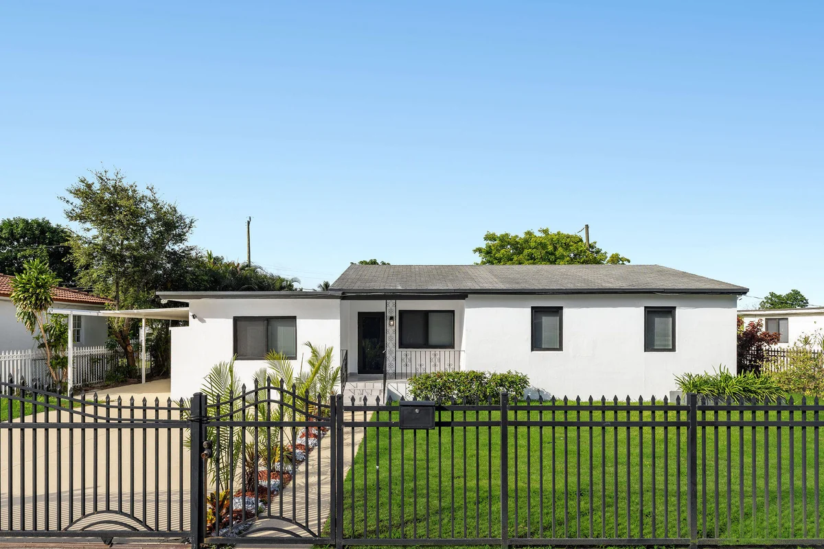 9001 NW 32nd Ct Rd, Miami: photo 1 of 38