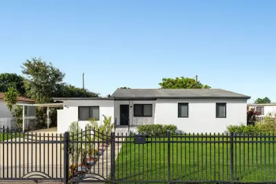 9001 NW 32nd Ct Rd, Miami: photo 1 of 38