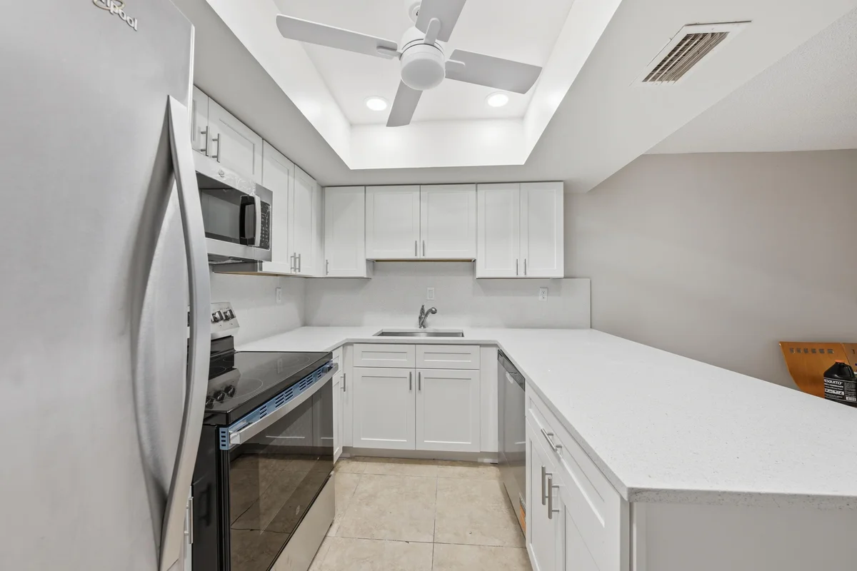 52 Canterbury Ln, Tamarac: photo 1 of 28