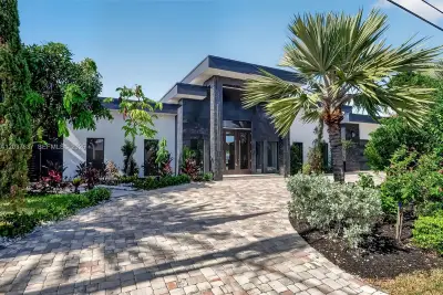 2832 NE 24th Ct, Fort Lauderdale: photo 1 of 61