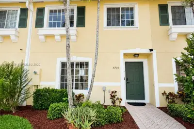 5905 Manchester Way, Tamarac: photo 1 of 16