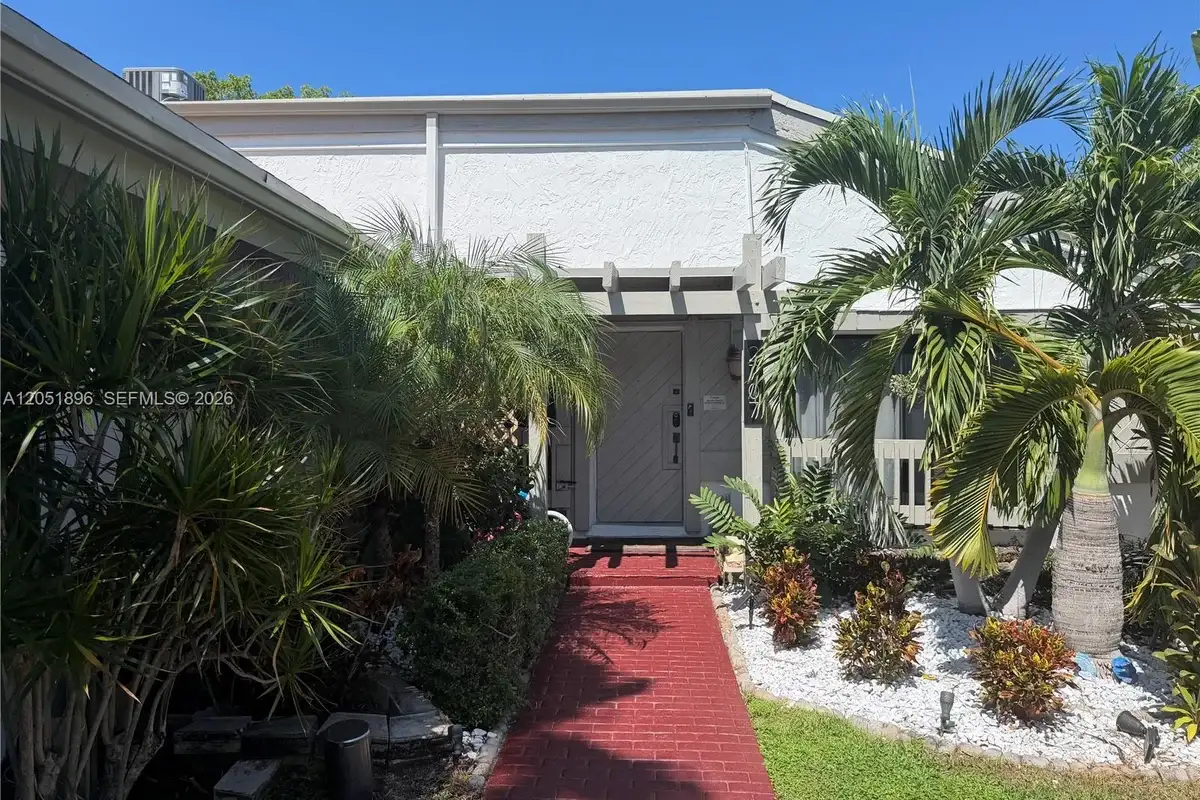 2707 S Parkview Dr, Hallandale Beach: photo 1 of 30