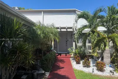 2707 S Parkview Dr, Hallandale Beach: photo 1 of 30