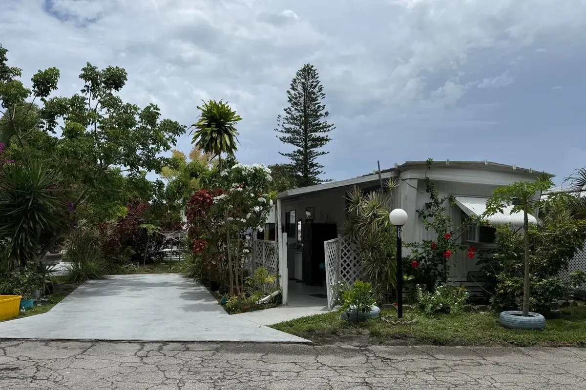 21 Palm Dr, Lake Worth Beach: photo 1 of 11