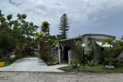 21 Palm Dr, Lake Worth Beach: photo 1 of 11