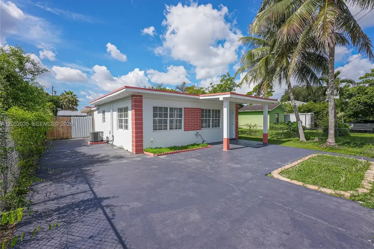 2002 NW 87th St, Miami: photo 1 of 31