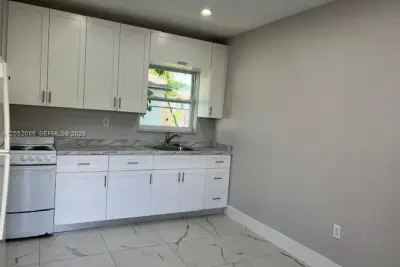 922 NW 2nd St #4, Miami: photo 1 of 12