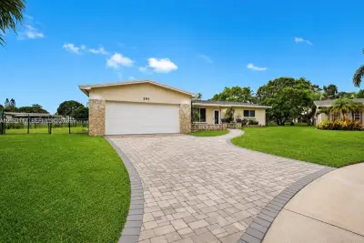 291 NW 93rd Ave, Pembroke Pines: photo 1 of 10