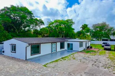696 Arlington Dr, West Palm Beach: photo 1 of 43