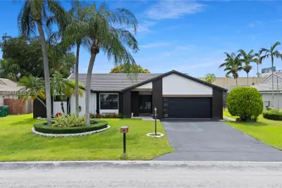 5741 W Waterford Dr, Davie: photo 1 of 39