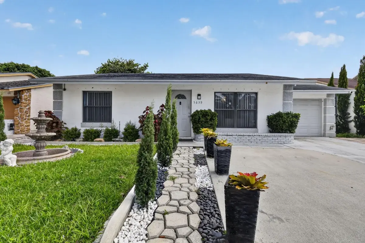 5639 Ithaca Cir E, Lake Worth: photo 1 of 32